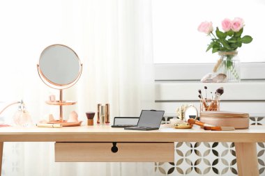 Oda iç farklı makyaj ürünleri ve aksesuarları ile soyunma masası