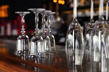 Barda tezgahta farklı boş temiz bardaklar