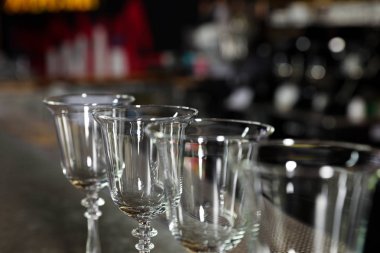 Barda tezgahta boş temiz bardak sırası, yakın çekim