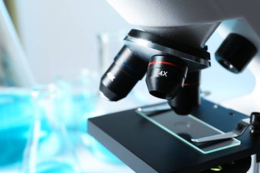 Farklı lensler ile modern mikroskop yakın görünümü, metin için alan. Kimyasal araştırma