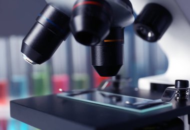 Farklı lenslerile modern mikroskop, yakın çekim. Kimyasal araştırma