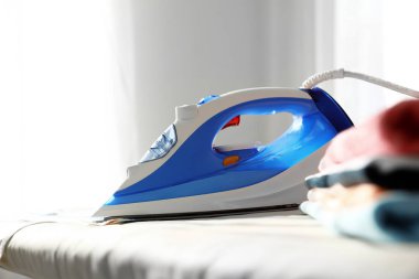 Gemide modern elektrikli demir kapalı. Ev aletleri