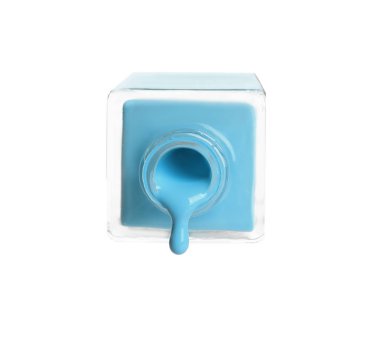 Beyaz arka plan üzerinde şişeden renk oje dökme