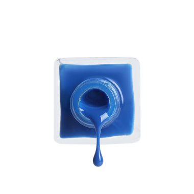 Beyaz arka plan üzerinde şişeden renk oje dökme