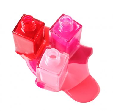 Beyaz arka plan üzerinde şişe ile dökülen farklı ojeler