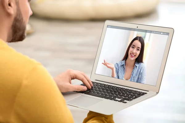 Ung man med bärbar dator för samtal med flickvän via videochatt hemma, närbild — Stockfoto