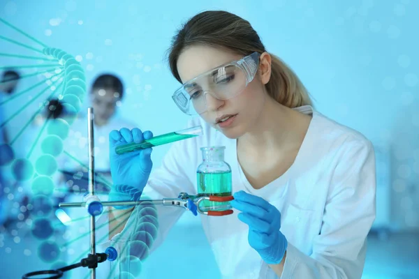 Estudiante trabajando en laboratorio científico moderno, doble exposición. Química experimental — Foto de Stock