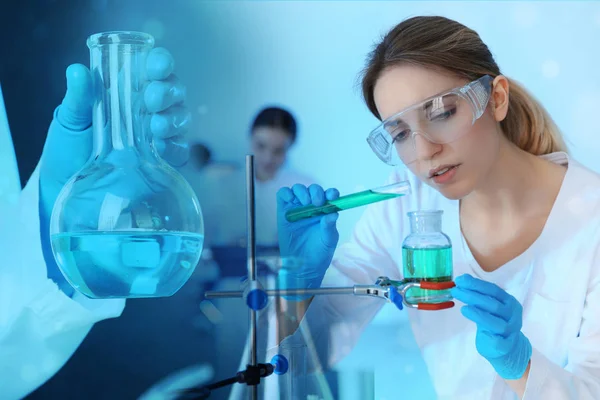 Modern bilimsel laboratuvarda çalışan öğrenci, çift pozlama. Deneysel kimya — Stok fotoğraf