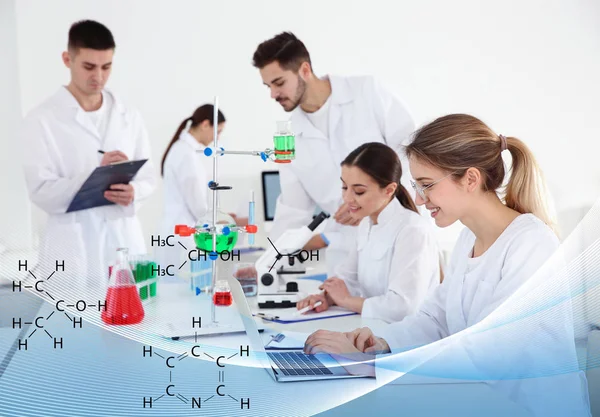 현대 과학 실험실에서 일하는 학생들. 실험 화학 — 스톡 사진