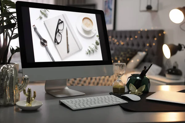 Intérieur de travail élégant avec ordinateur moderne sur le bureau — Photo