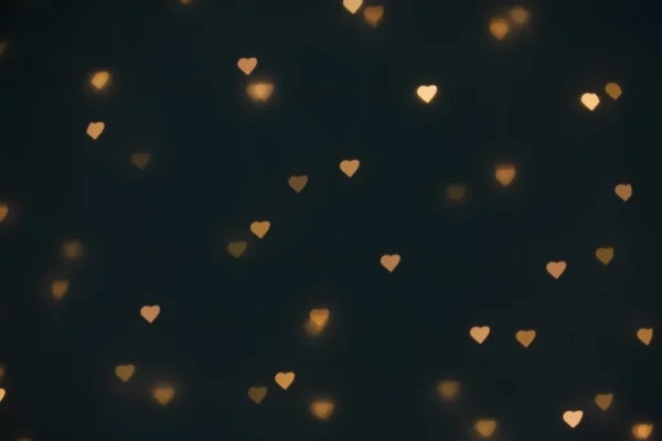 Luzes douradas bonitas no fundo escuro. Efeito Bokeh — Fotografia de Stock