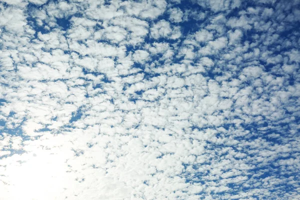 Blick auf schönen blauen Himmel mit weißen Wolken — Stockfoto