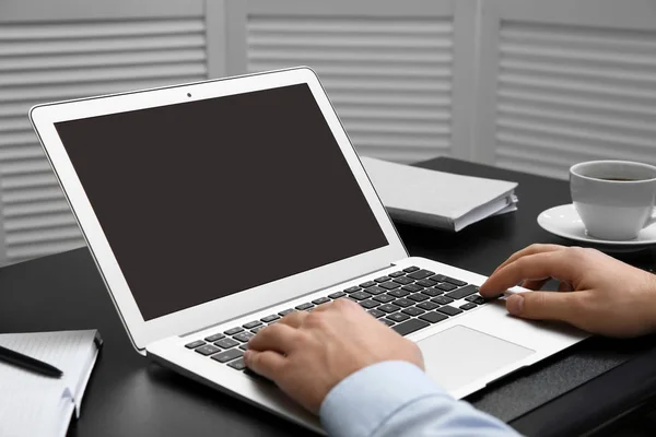 Молодий чоловік використовує сучасний ноутбук за столом, крупним планом — стокове фото