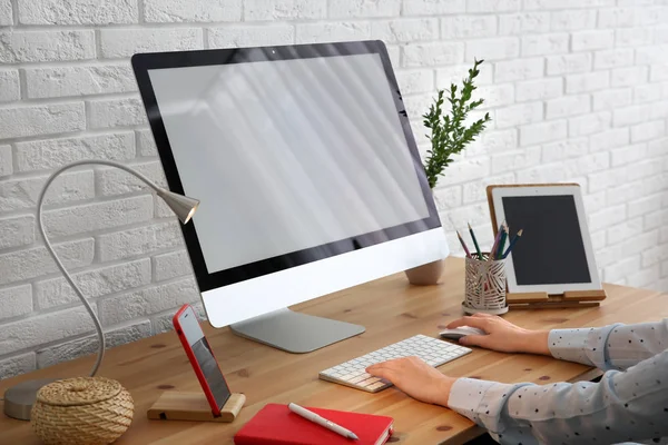 Mujer joven usando la computadora moderna en la mesa, primer plano —  Fotos de Stock