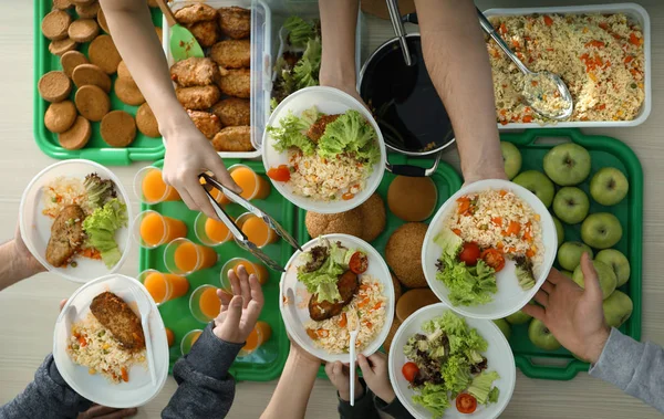 Voluntarios sirviendo comida para pobres en el interior, vista desde arriba — Foto de Stock