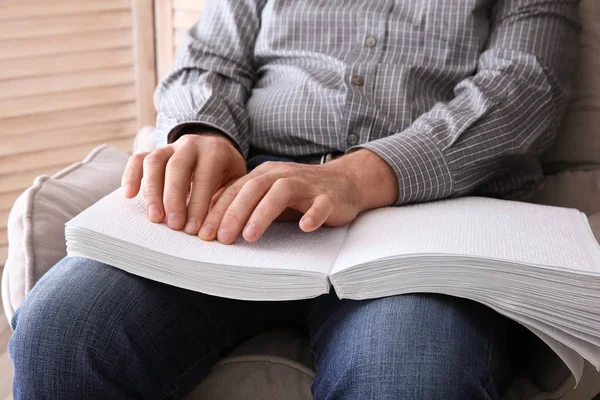 Blind Man Reading boek geschreven in braille thuis, close-up — Stockfoto