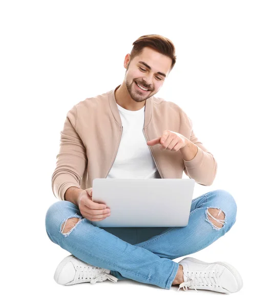 Hombre usando el ordenador portátil para el chat de vídeo aislado en blanco — Foto de Stock