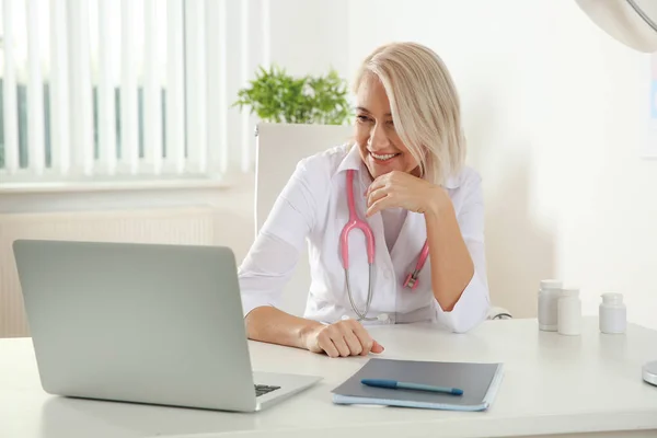 Doctor Consulting patient använda videochatt på laptop i kliniken — Stockfoto