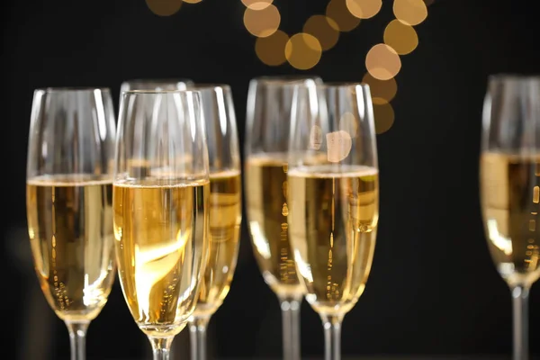 Copos de champanhe sobre fundo desfocado, close up. Espaço para texto — Fotografia de Stock