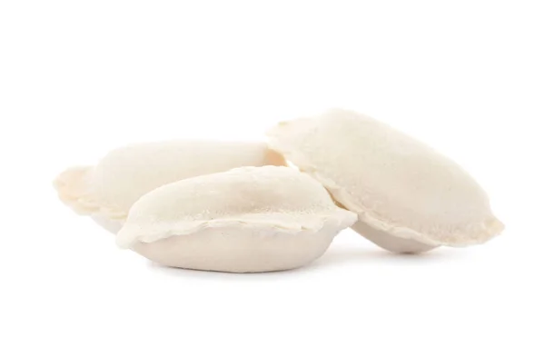 Сирі пельмені зі смачною начинкою на білому тлі — стокове фото
