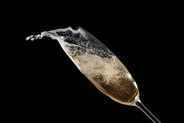 Glas kolsyrat champagne på svart bakgrund, närbild — Stockfoto