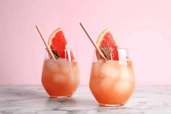 Lunettes de cocktail de pamplemousse sur table sur fond de couleur — Photo