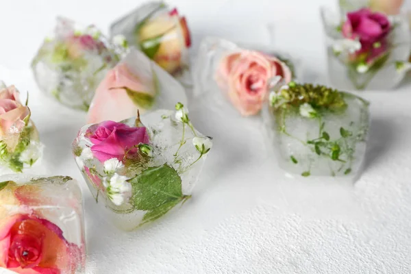 Beyaz arka plan üzerinde çiçek ile buz küpleri, closeup — Stok fotoğraf