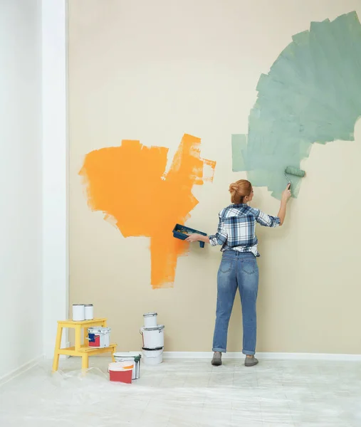 Γυναίκα ζωγραφίζει τοίχους σε εσωτερικούς χώρους, χώρος για κείμενο. Επισκευή — Φωτογραφία Αρχείου