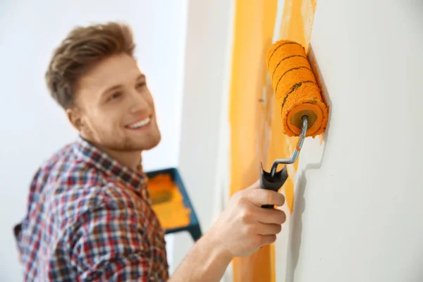 행복한 젊은 남자 는 실내 벽을 그리는. 주택 수리 — 스톡 사진
