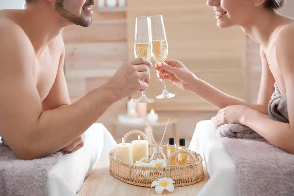 Romântico jovem casal com champanhe no salão de spa, close-up — Fotografia de Stock