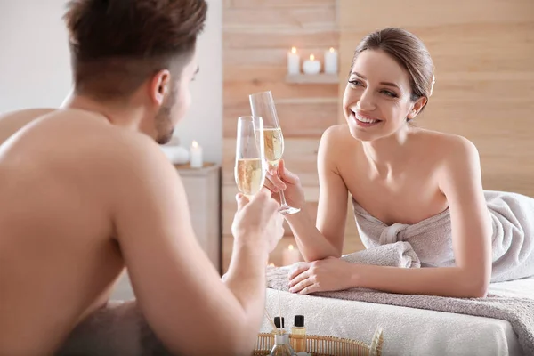 Romântico jovem casal com champanhe no salão de spa — Fotografia de Stock