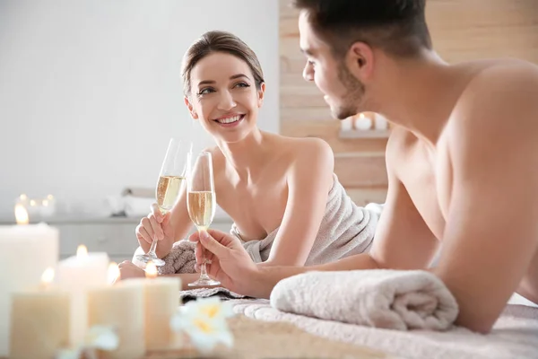 Romantisch jong stel met Champagne in Spa Salon — Stockfoto