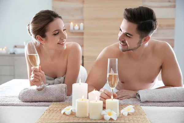 Romântico jovem casal com champanhe no salão de spa — Fotografia de Stock