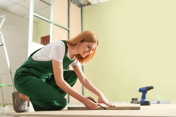 Construtor profissional trabalhando com drywall dentro de casa. Serviço de reparação em casa — Fotografia de Stock