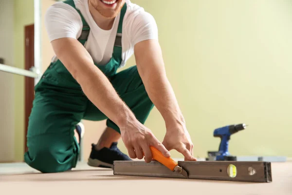 Construtor profissional trabalhando com drywall dentro de casa, close-up. Serviço de reparação em casa — Fotografia de Stock
