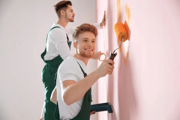 Decoradores profissionais pintura parede dentro de casa. Serviço de reparação em casa — Fotografia de Stock