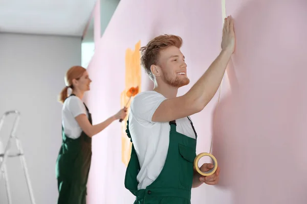 Decoradores profissionais pintura parede dentro de casa. Serviço de reparação em casa — Fotografia de Stock