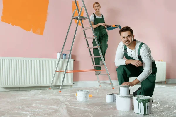 Профессиональные декораторы красят стены в помещении. Услуги по ремонту — стоковое фото