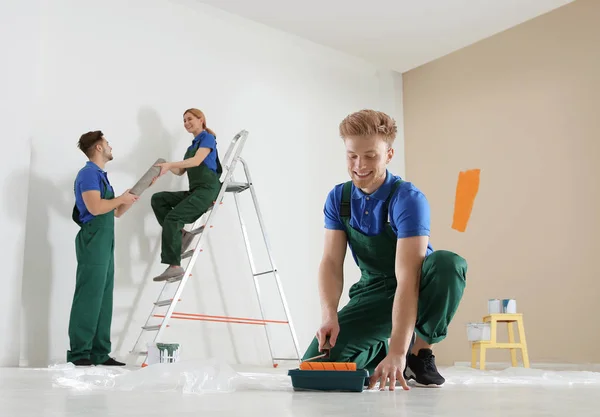 Decoratori professionisti che lavorano all'interno. Servizio di riparazione domestica — Foto Stock