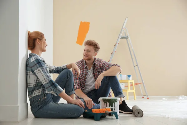 Pareja feliz con la planificación de la pintura reparación del hogar en interiores — Foto de Stock