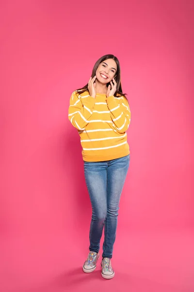 Retrato de cuerpo entero de mujer emocional sobre fondo de color — Foto de Stock