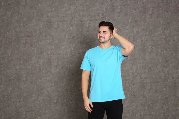 Retrato de un hombre guapo sobre fondo gris. Espacio para texto — Foto de Stock