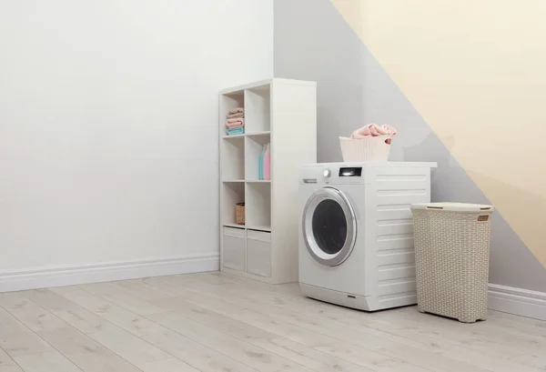 Moderne wasmachine in Wasserij kamer interieur. Ruimte voor design — Stockfoto