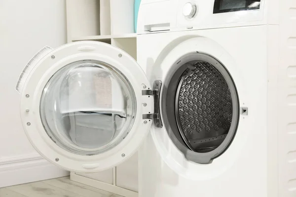 Máquina de lavar roupa moderna na lavanderia leve — Fotografia de Stock