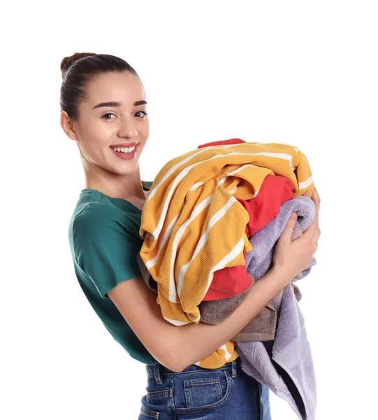 Feliz joven mujer sosteniendo pila de ropa sucia sobre fondo blanco — Foto de Stock