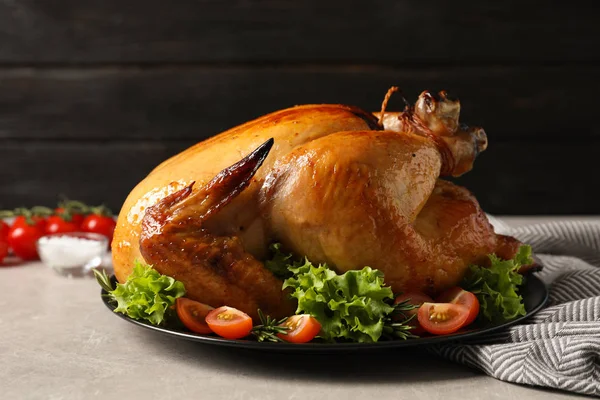 Bandeja de pavo cocido con guarnición en la mesa — Foto de Stock