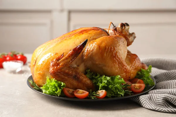 Platter of cooked turkey with garnish on table — Stock Photo, Image