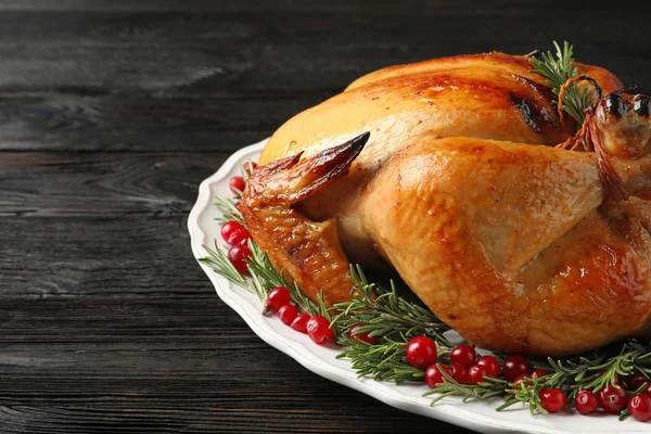 Bandeja de pavo cocido con guarnición en la mesa, primer plano. Espacio para texto — Foto de Stock