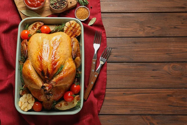 Pavo cocido con verduras en plato sobre fondo de madera, tendido plano. Espacio para texto — Foto de Stock