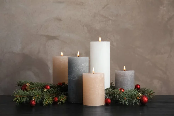 Queimando velas com decoração de Natal na mesa — Fotografia de Stock